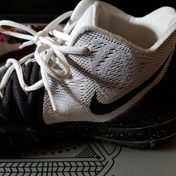 Kyrie Nike - Picture 1 of 6